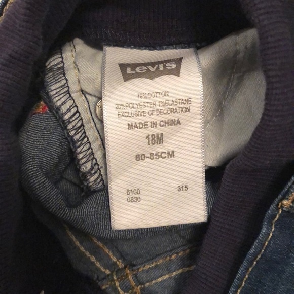 Levi’s stretch jeans and 2 new shirts. EUC! - Picture 4 of 6